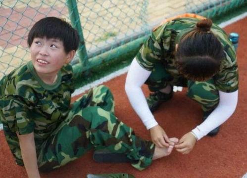 军训变黑的网红,从阳光少年到网络红人的蜕变之旅